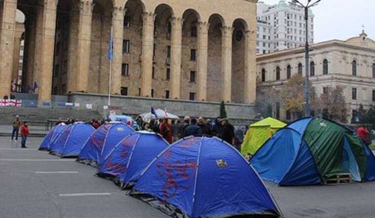 В Тбилиси начались протесты оппозиции после официальных результатов выборов